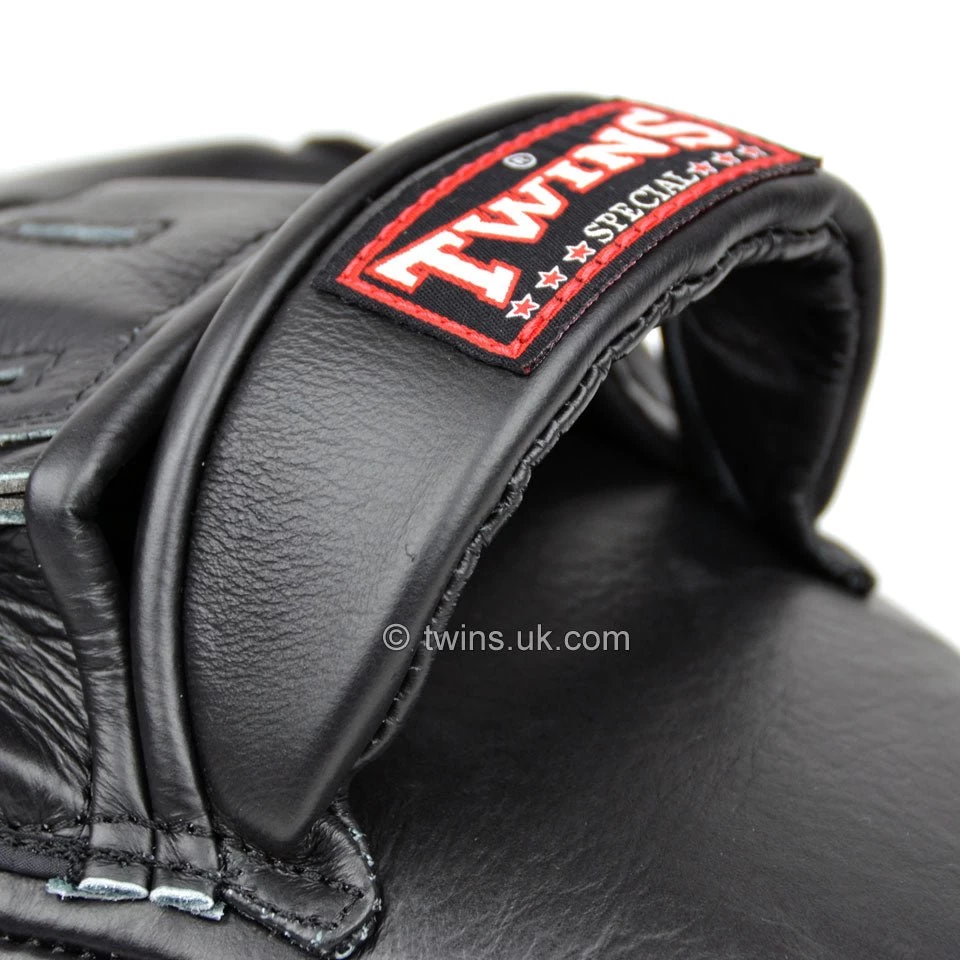 Twins PML-10 Deluxe Curved Focus Mitts Black 5 Twins PML-10 Deluxe Curved Focus Mitts Black - Image 5