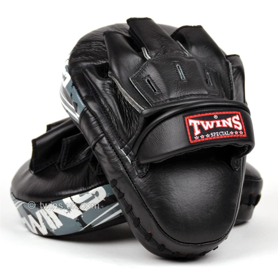 Twins PML-10 Deluxe Curved Focus Mitts Black 3 Twins PML-10 Deluxe Curved Focus Mitts Black - Image 3